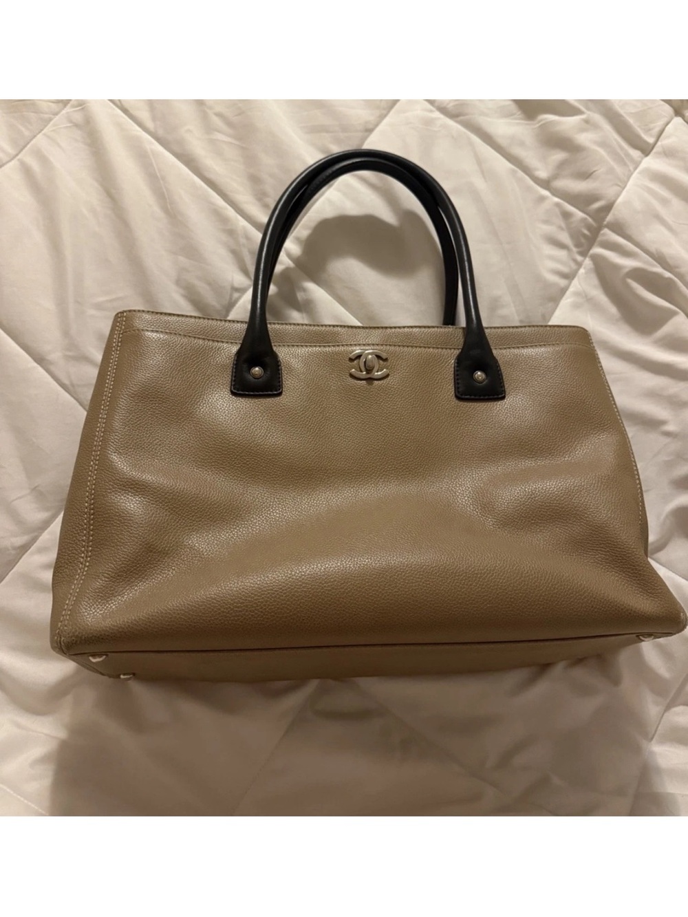 Authentic CHANEL Medium Executive Cerf Tote